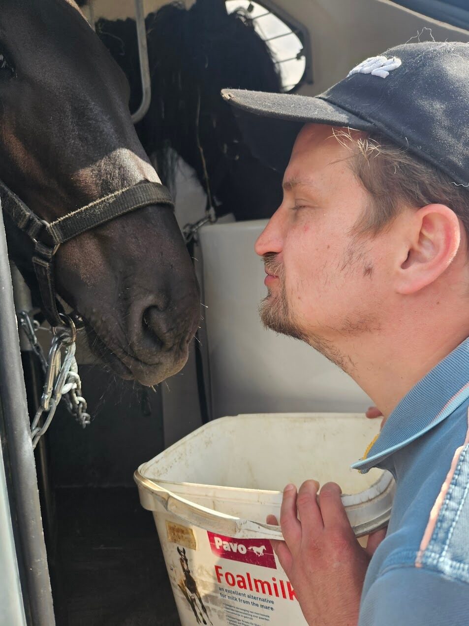 Cliënt met paard die een kussende beweging maakt bij Zorgboerderij Annabelle