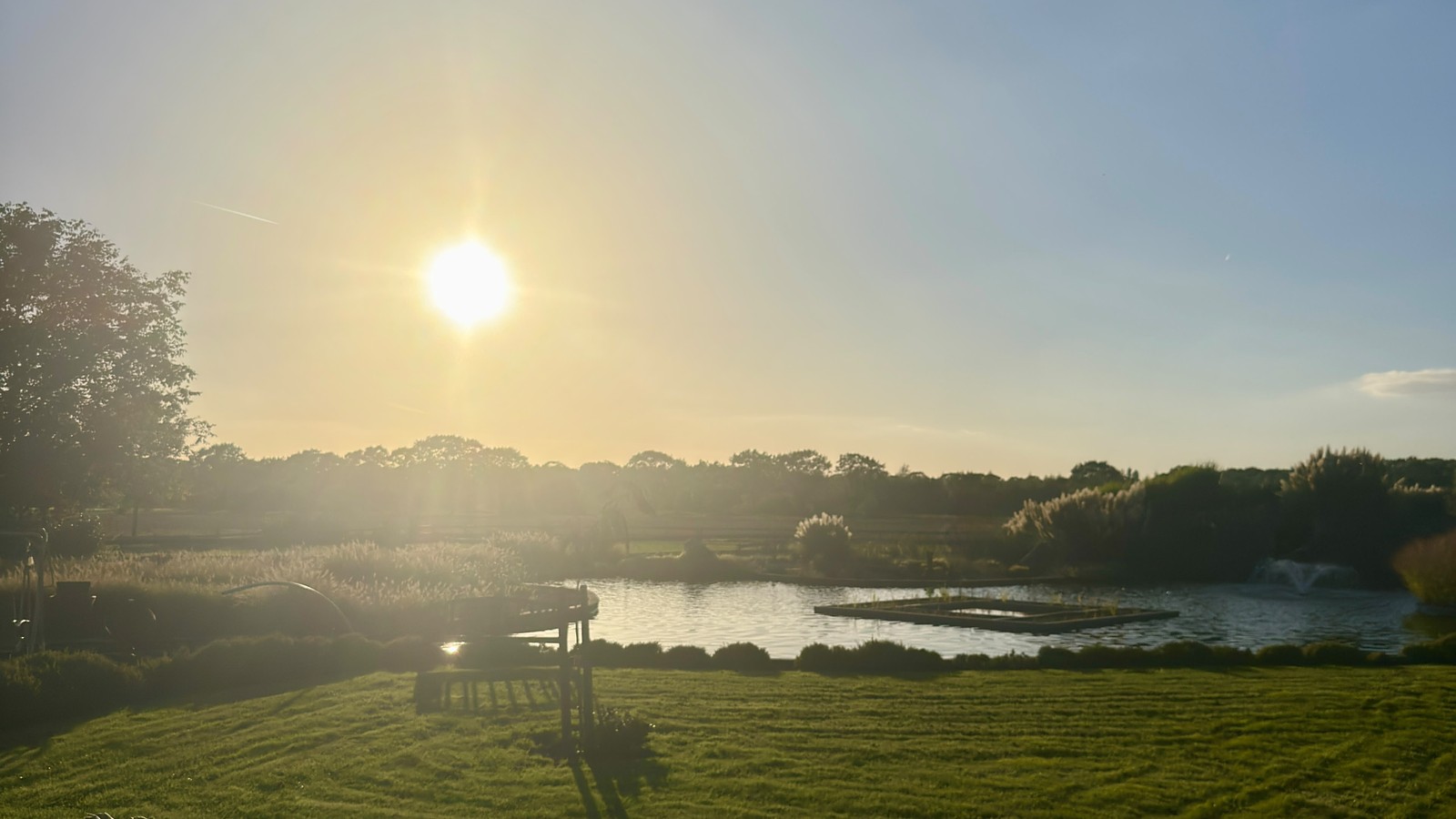 De vijver op het erf van Zorgboerderij Annabelle in de avondzon