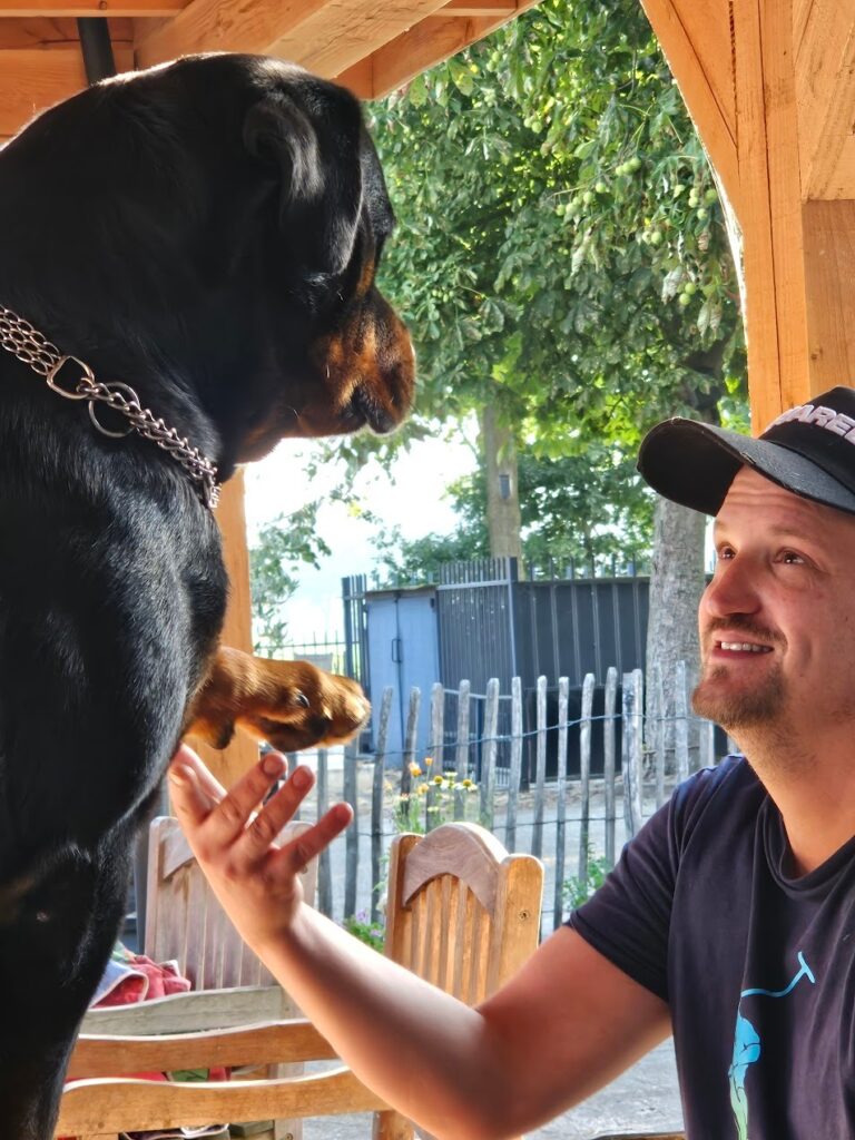 Cliënt met hond bij zorgboerderij Annabelle, dagbesteding."